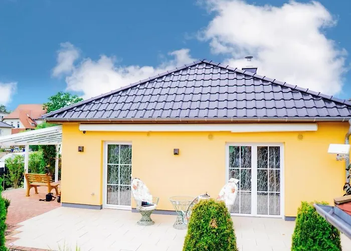 Haeuschen Am Waldrand *