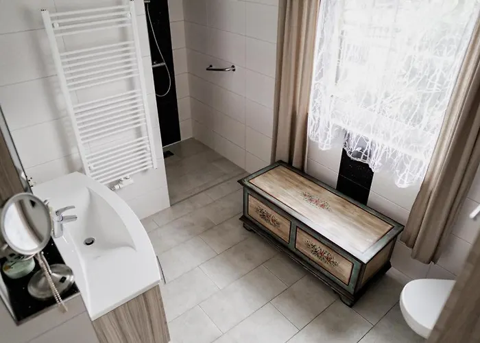 Haeuschen Am Waldrand