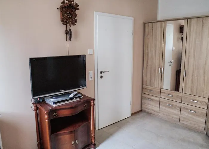 Haeuschen Am Waldrand